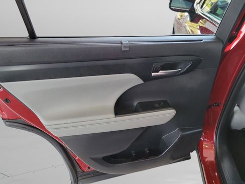 Used 2020 Toyota Highlander XLE image 26