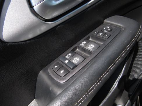 Used 2025 Chrysler Pacifica Limited FWD image 23