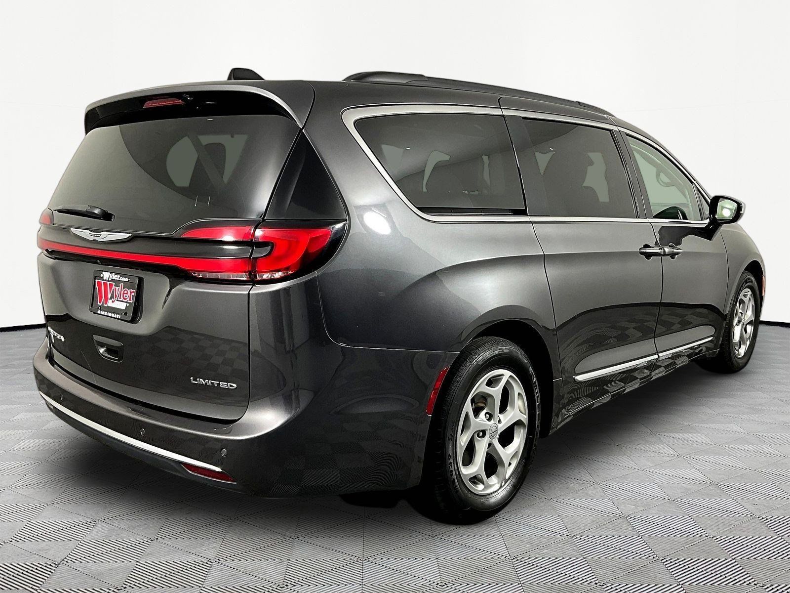 Used 2023 Chrysler Pacifica Limited FWD image 6