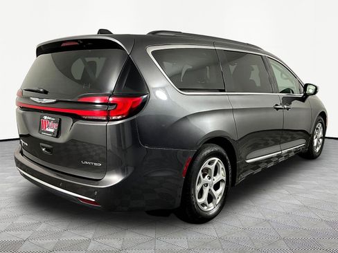 Used 2023 Chrysler Pacifica Limited FWD image 6