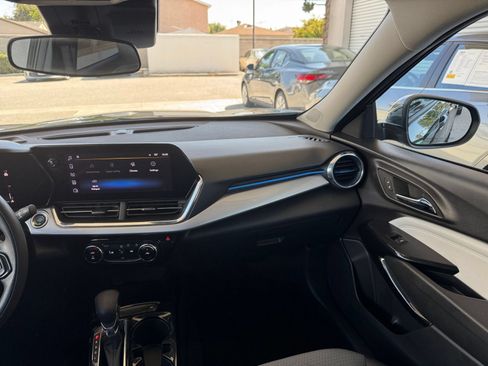 Used 2025 Chevrolet Trax LT FWD image 35