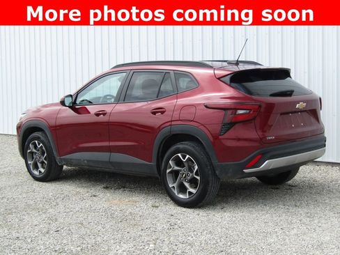 Used 2025 Chevrolet Trax LT w/ LT Convenience Package image 5