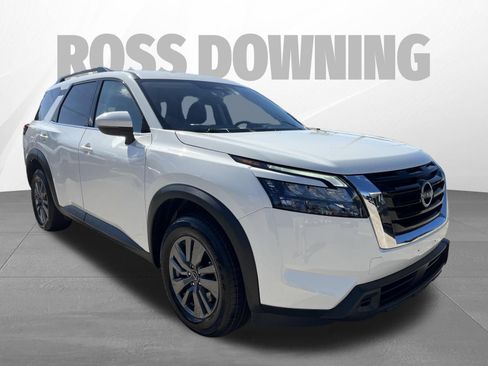 Used 2024 Nissan Pathfinder SV FWD image 3