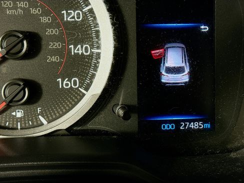 Certified 2022 Toyota Corolla Cross LE image 13