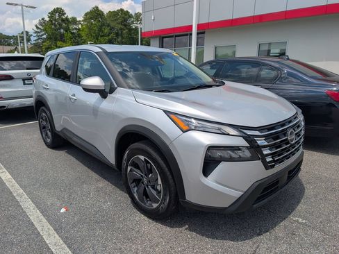 Used 2025 Nissan Rogue SV FWD image 1