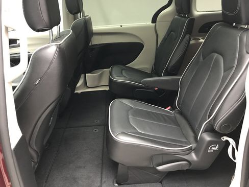 Used 2023 Chrysler Pacifica Limited image 13