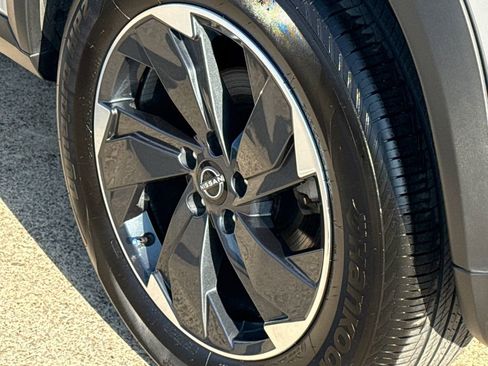 Used 2025 Nissan Rogue SV image 10