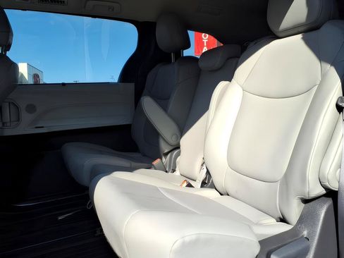 Used 2025 Toyota Sienna XLE FWD image 13