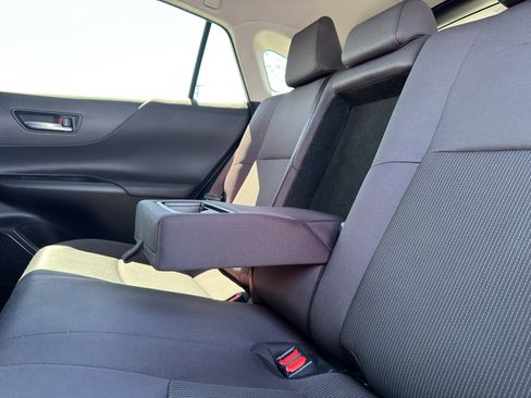 Used 2022 Toyota Venza LE AWD/4WD image 12