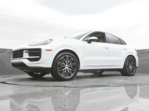 Certified 2025 Porsche Cayenne Coupe AWD/4WD image 35