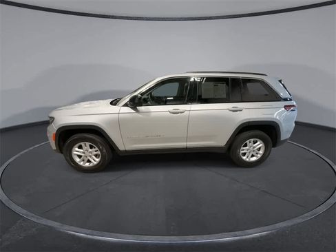 Used 2023 Jeep Grand Cherokee Laredo image 5