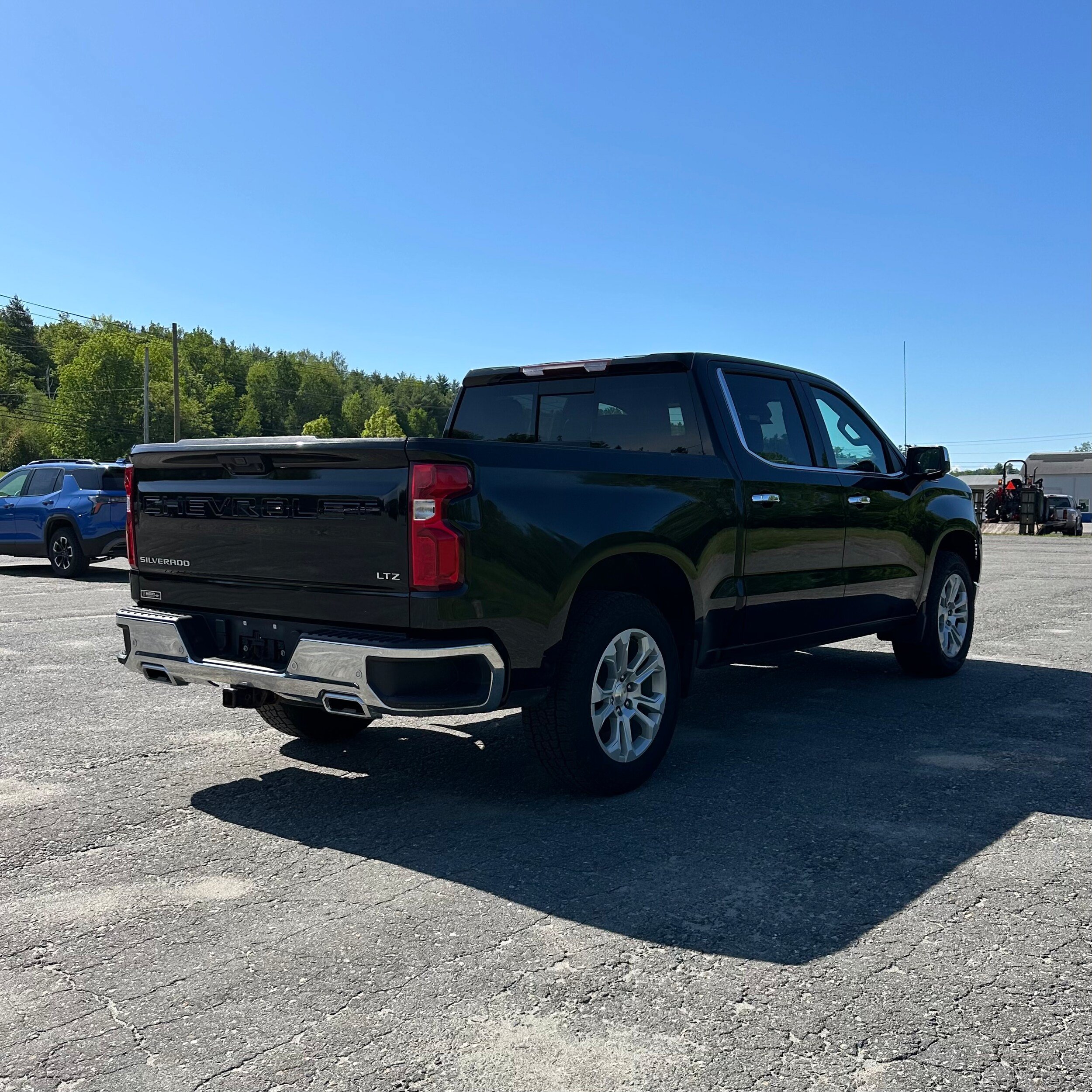 Used 2022 Chevrolet Silverado 1500 LTZ w/ LTZ Premium Package AWD/4WD image 3