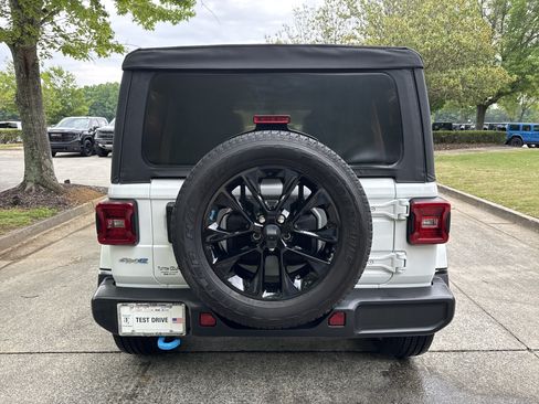 Used 2022 Jeep Wrangler Unlimited Sahara w/ Cold Weather Group AWD/4WD image 6
