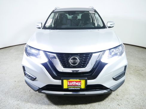 Used 2019 Nissan Rogue SV image 2