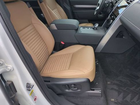 Used 2025 Land Rover Discovery Dynamic SE AWD/4WD image 18