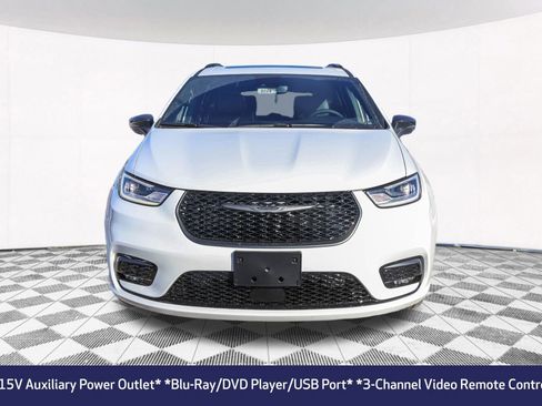 New 2026 Chrysler Pacifica Limited w/ Uconnect Theater Family Group image 10