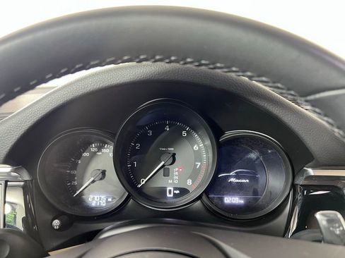 Certified 2023 Porsche Macan Turbo AWD/4WD image 31