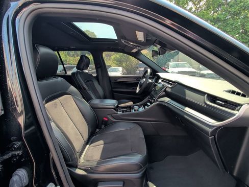Used 2023 Jeep Grand Cherokee Altitude AWD/4WD image 15