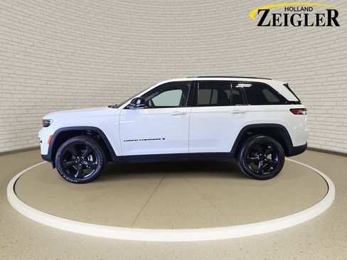 Used 2023 Jeep Grand Cherokee Altitude AWD/4WD image 8