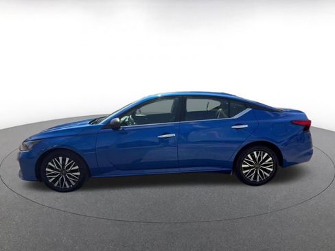 Used 2025 Nissan Altima 2.5 SV FWD image 9