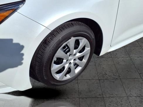 Used 2025 Toyota Corolla LE w/ Convenience Package image 6