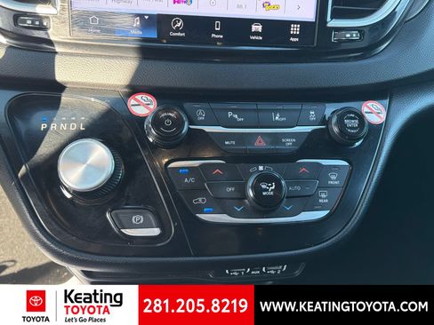 Used 2025 Chrysler Pacifica Select FWD image 17
