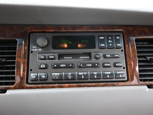 Used 2002 Lincoln Town Car Signature image 16