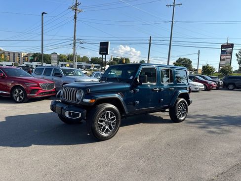 Used 2025 Jeep Wrangler Unlimited Sahara AWD/4WD image 3