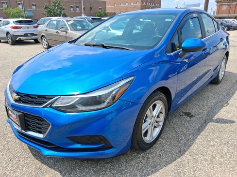 Used 2016 Chevrolet Cruze LT w/ Convenience Package FWD image 2
