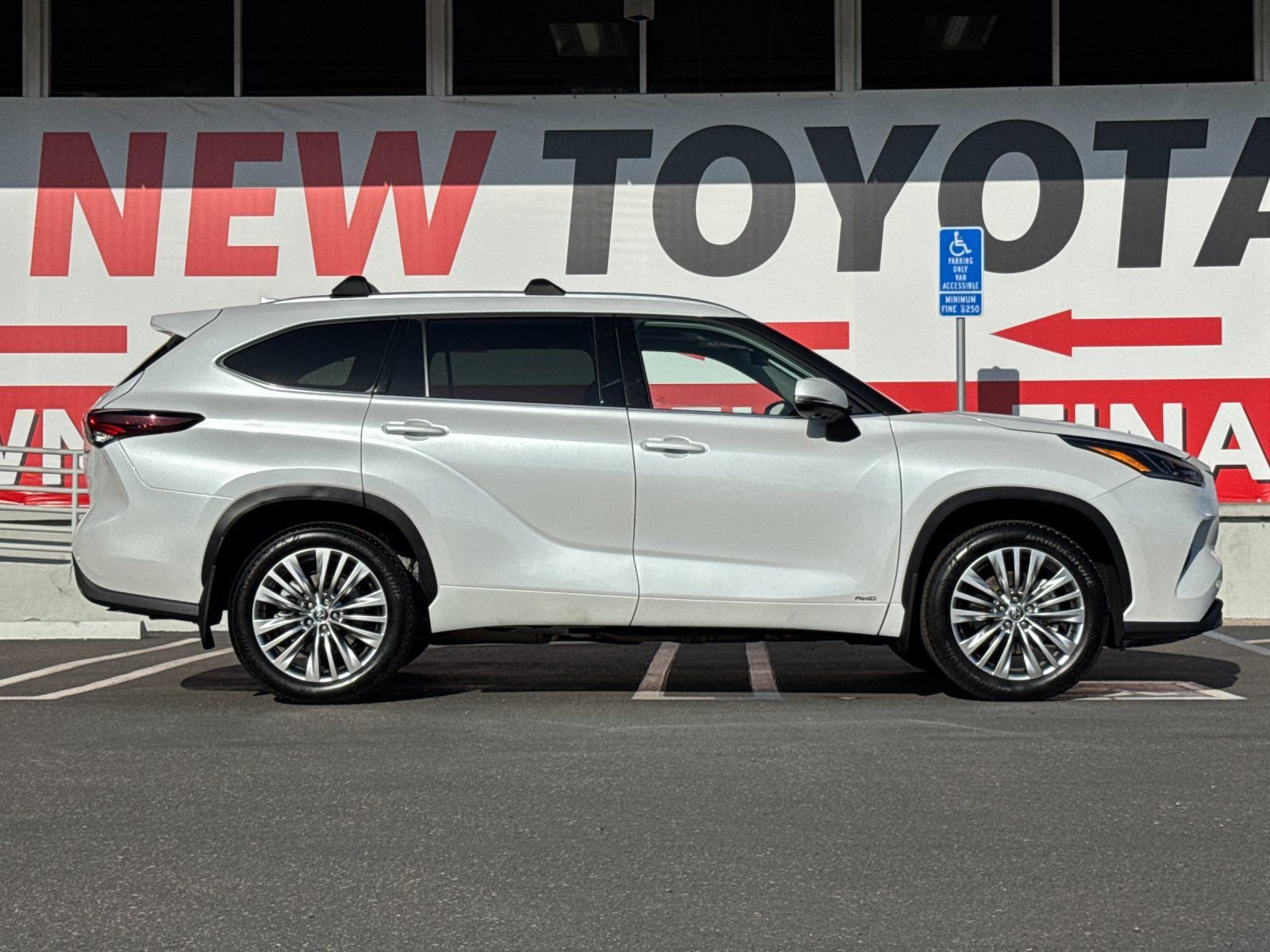 Used 2026 Toyota Highlander Platinum AWD/4WD image 6