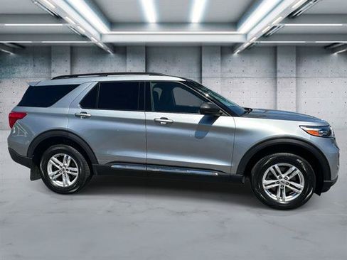 Used 2023 Ford Explorer XLT AWD/4WD image 3