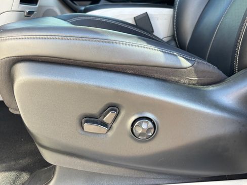 Used 2024 Chrysler Pacifica Limited FWD image 28
