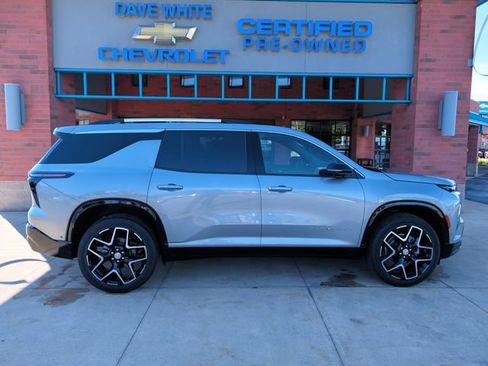 Used 2025 Chevrolet Traverse High Country w/ LPO, Floor Liner Package AWD/4WD image 9