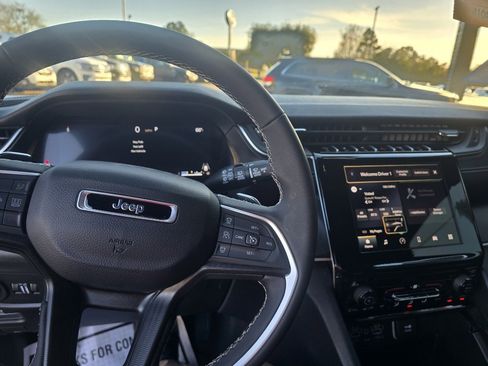 Used 2024 Jeep Grand Cherokee Laredo image 9