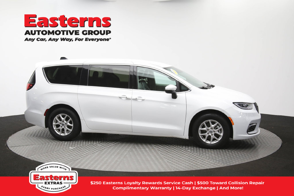 Used 2023 Chrysler Pacifica Touring-L FWD image 50