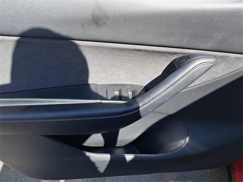 Used 2022 Tesla Model Y Long Range image 17