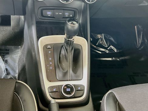 Used 2023 Hyundai Venue Limited FWD image 17