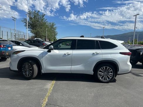 Used 2022 Toyota Highlander Platinum FWD image 14