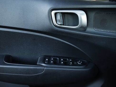 Used 2025 Hyundai Venue SEL FWD image 15
