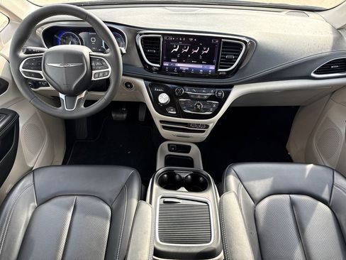 Used 2023 Chrysler Pacifica Touring-L FWD image 11