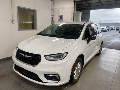 Used 2024 Chrysler Pacifica Touring-L FWD image 2
