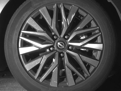 Used 2025 Nissan Altima 2.5 SV FWD image 13