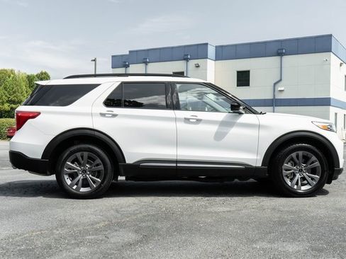 Used 2022 Ford Explorer XLT w/ Equipment Group 202A image 10