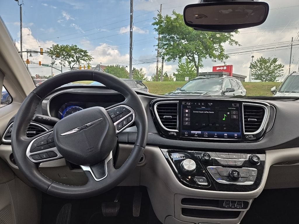 Used 2023 Chrysler Pacifica Touring-L FWD image 35