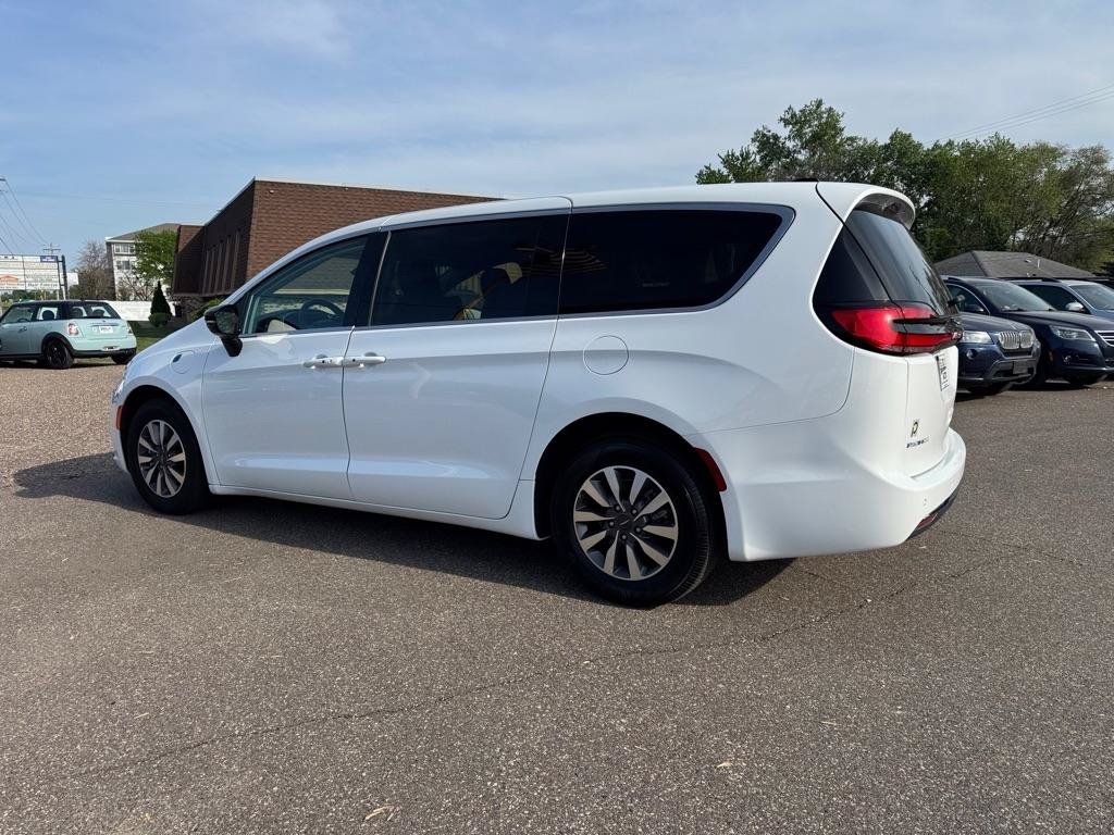 Used 2024 Chrysler Pacifica Limited FWD image 8