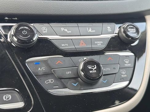 Used 2023 Chrysler Pacifica Touring-L FWD image 29