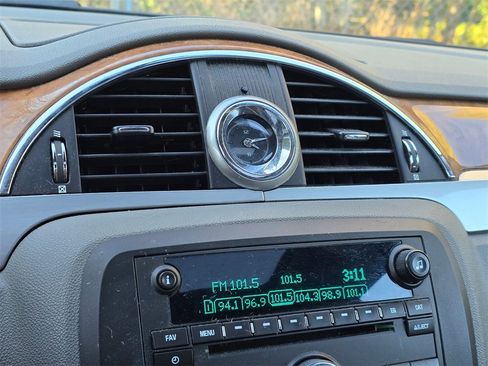 Used 2010 Buick Enclave CXL image 6