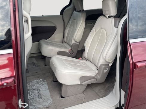 Used 2020 Chrysler Pacifica Touring-L FWD image 4