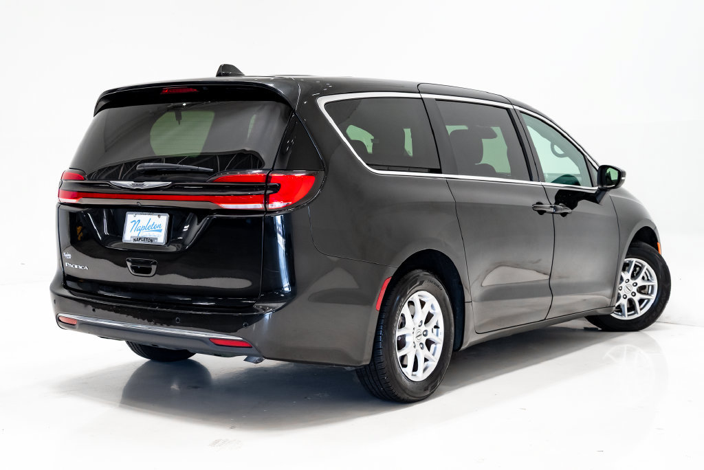 Used 2023 Chrysler Pacifica Touring FWD image 38