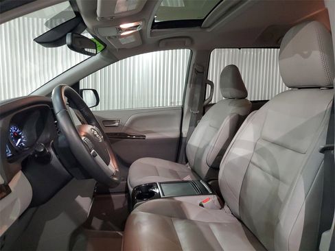 Used 2020 Toyota Sienna XLE image 16